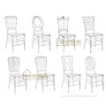 Cadeiras de resina branca de casamento e conjunto de mesa